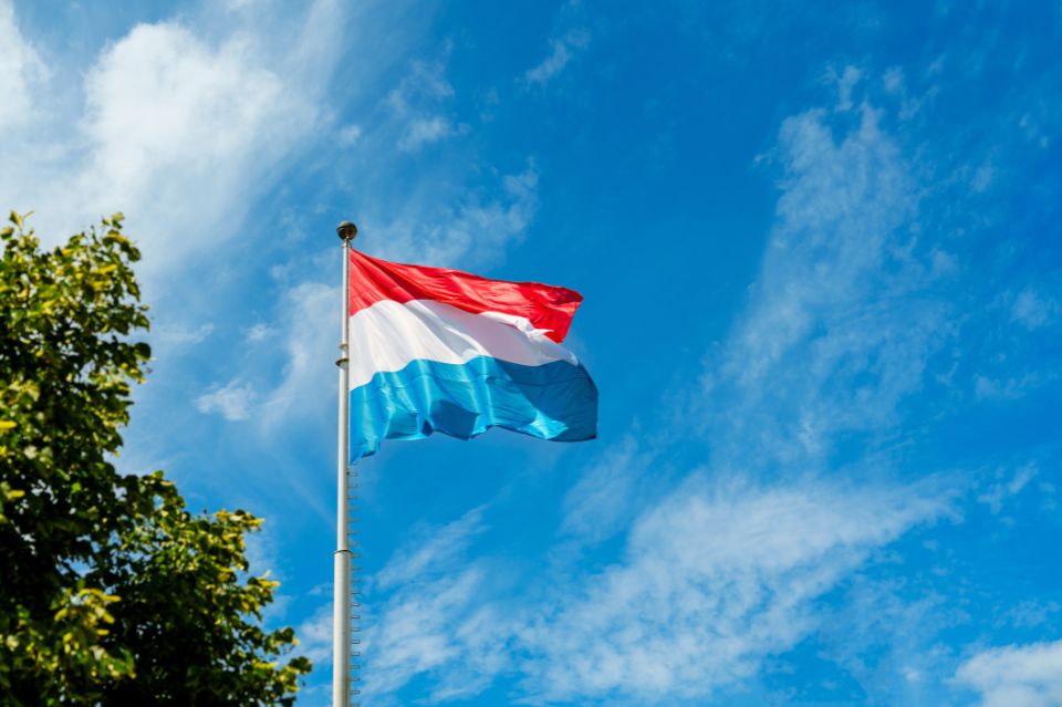 Luxemburgin lippu liehuu