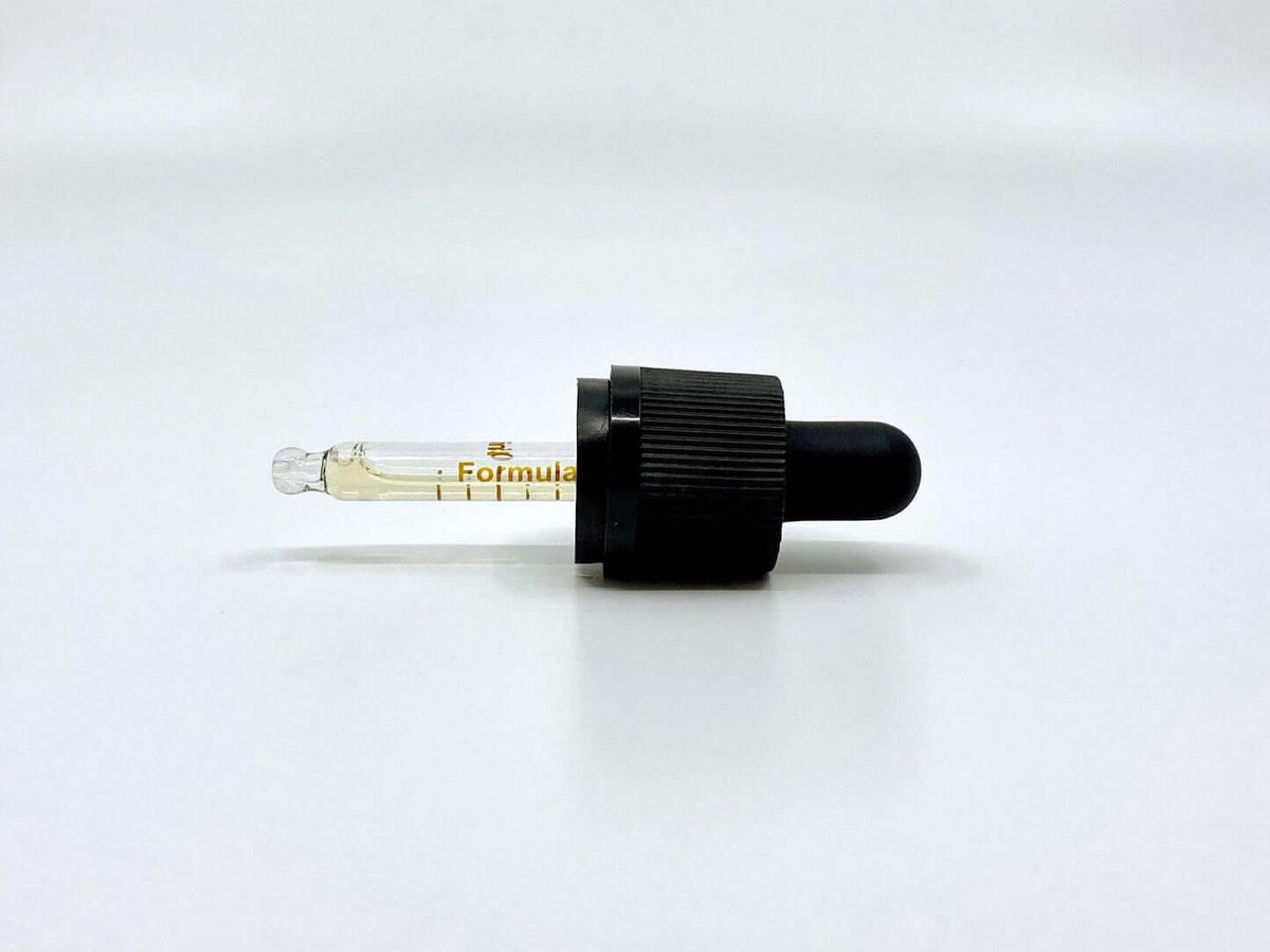Maustamattoman CBD-öljyn pipetti valkoisella taustalla