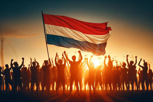 Ryhmä ihmisiä Alankomaiden lippua heiluttamassa