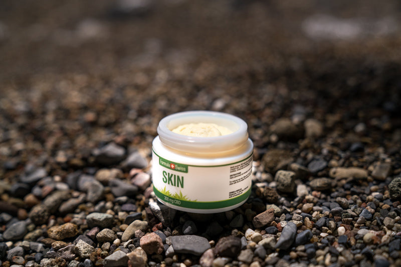 Avattu Formula Swiss CBD Skin -balsamipurkki, 300 mg CBD, pikkukivirannalla