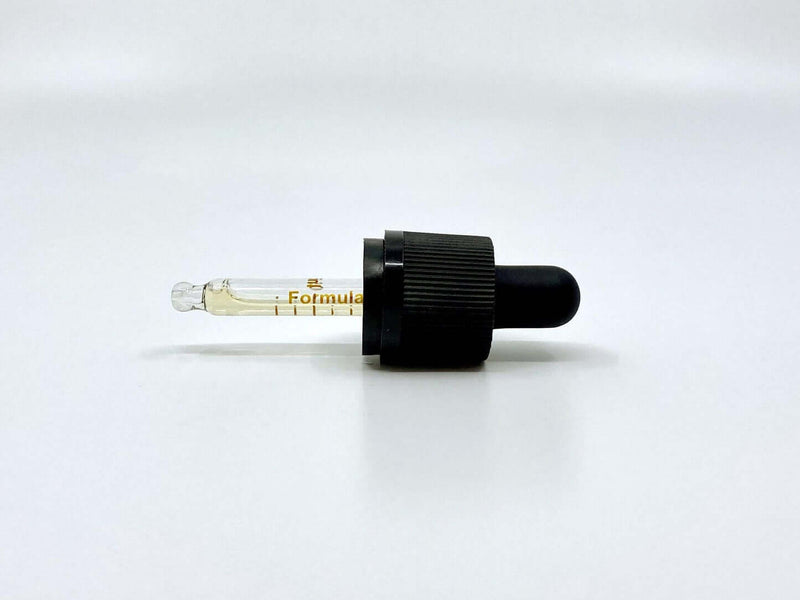 Pipetti Formula Swissin RAW CBD -öljyä hampunsiemenöljyssä valkoisella taustalla