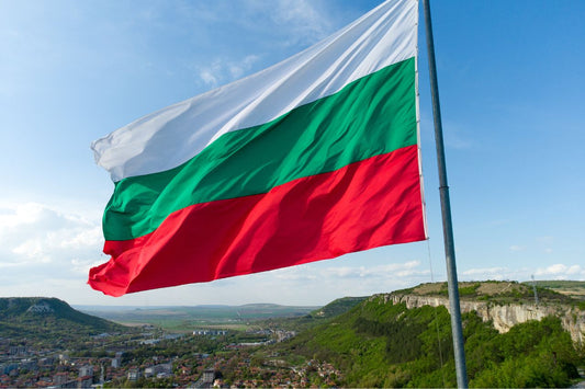 Bulgarian lipun heiluttaminen kaupungin yllä