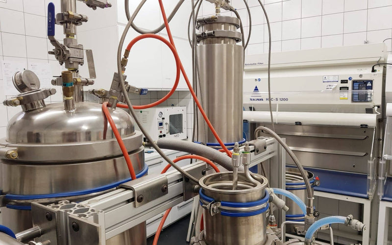 Ruostumattomasta teräksestä valmistettu prosessi- ja suodatuslaitteisto Formula Swissin laboratoriossa