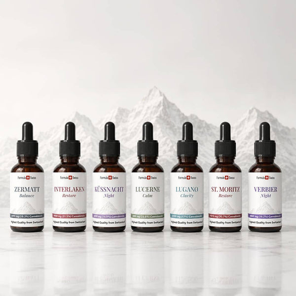 Formula Swiss CBD -öljykokoelma, jossa on seitsemän meripistäjäpulloa, esillä sveitsiläisen vuoristotaustan edessä.