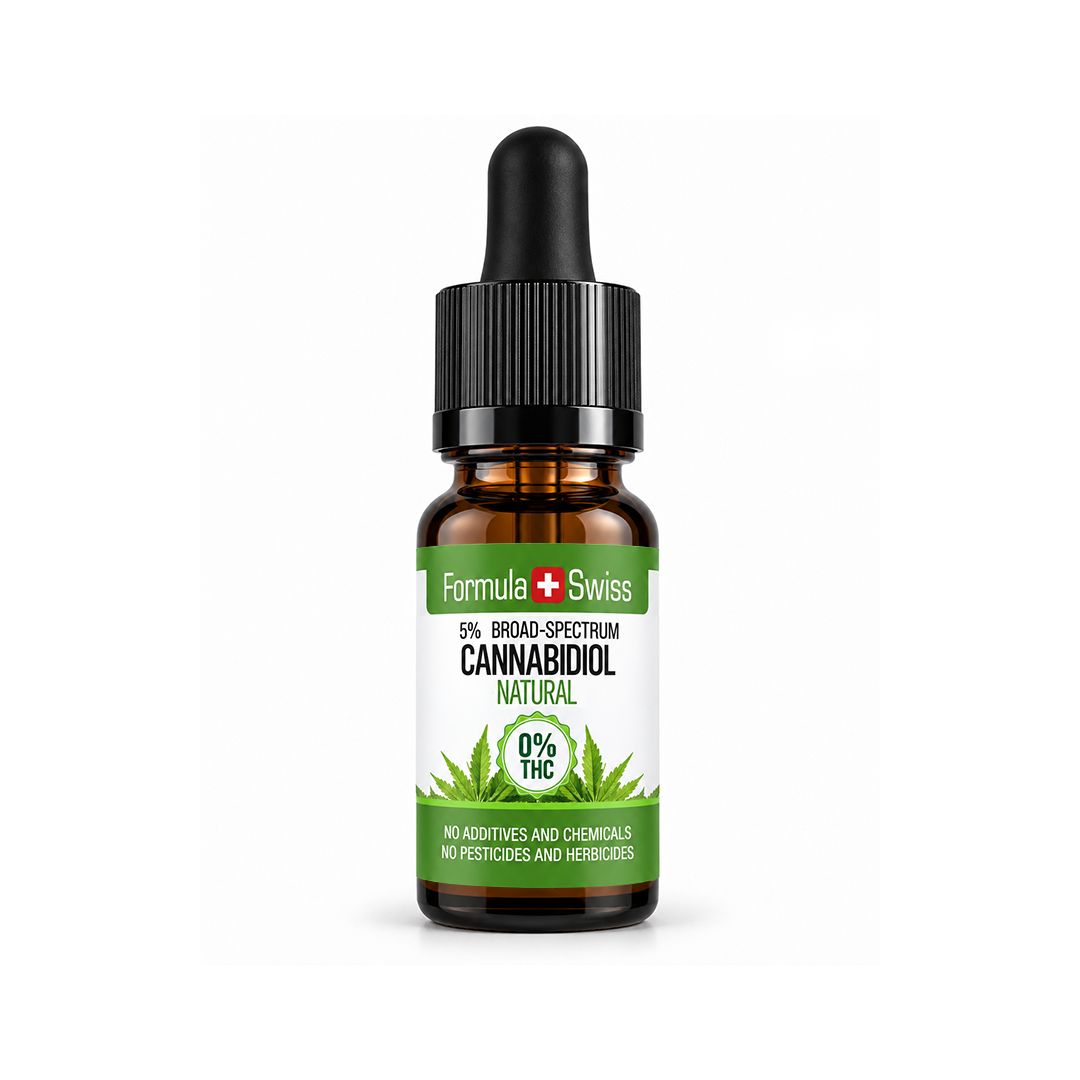 10 ml:n ruskea pipettipullo Formula Swiss 5 % laajan spektrin maustamatonta CBD-öljyä, valko-vihreä etiketti ja musta korkki