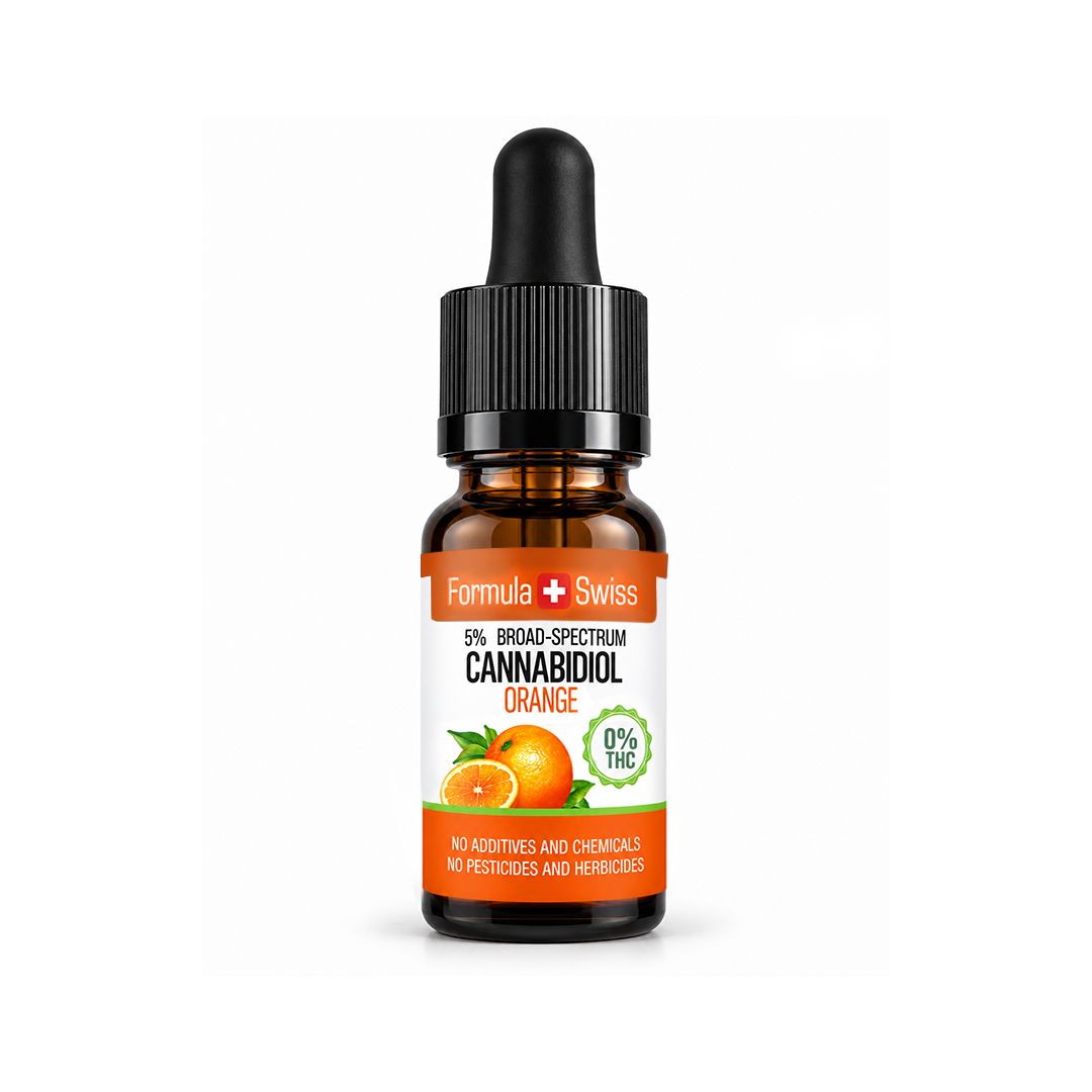 Pieni ruskea pipettipullo Formula Swiss CBD-öljyä (appelsiini), musta korkki ja oranssivalkoinen etiketti
