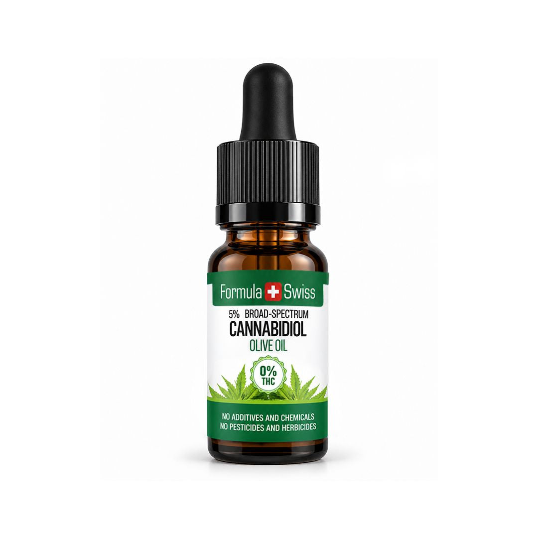 Pieni ruskea pipettipullo Formula Swiss CBD-öljyä oliiviöljyssä, 0 % THC, musta korkki ja valkoinen etiketti