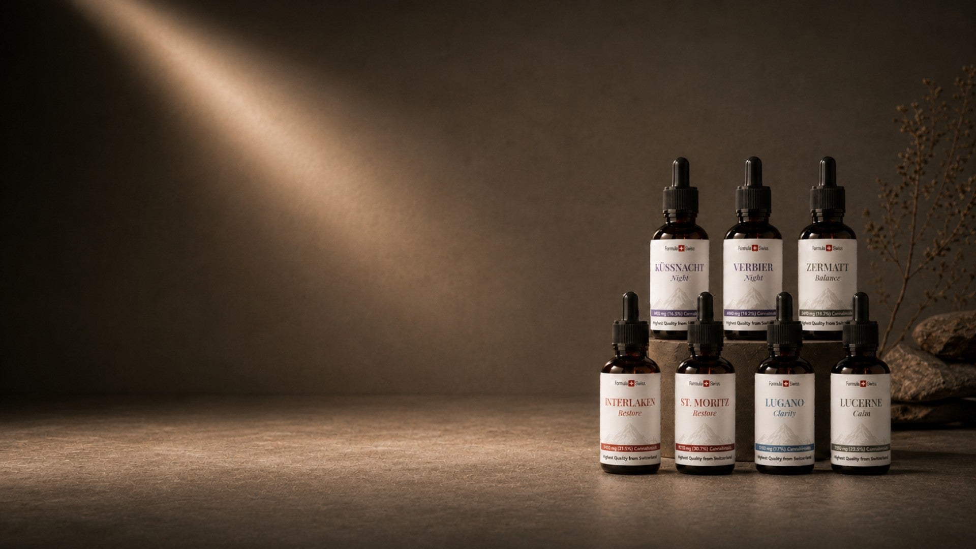 Formula Swiss CBD -öljykokoelma, jossa on seitsemän meripippupulloa, on järjestetty ensiluokkaisessa studioympäristössä.