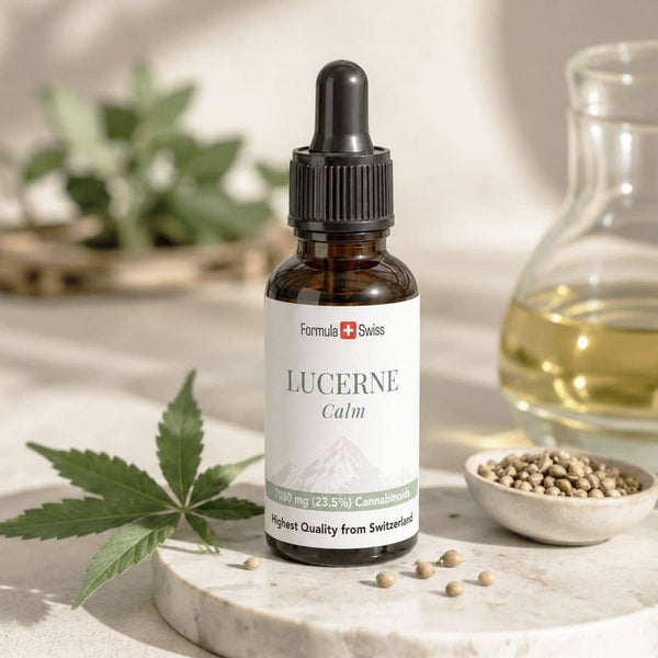 Formula Swiss Lucerne Calm CBD -öljypullo, jossa on hampunlehtiä, hampunsiemeniä ja kultaista kasviöljyä.